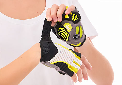 Design Awards Winner - Wuhan You Wen You Lu E-commerce Co., Ltd - Padded Half-Finger Training Gloves