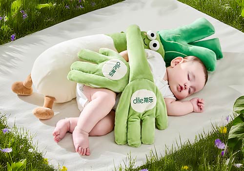 Design Awards Winner - Shanghai Baiyuefang Brand Management Co., Ltd - Dile Scallion‑Shaped Soothing & Patting Pillow